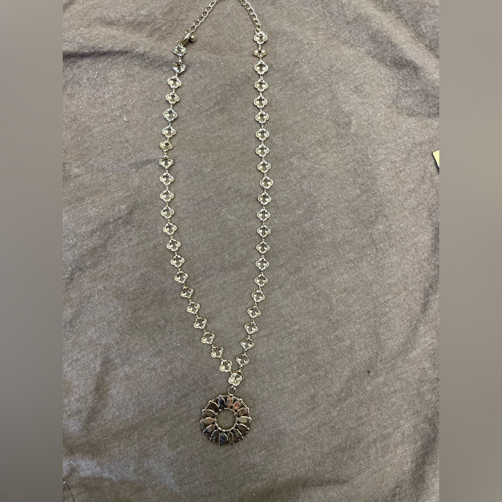 Gold tone sunburst design necklace. Costume/fashion jewelry. - Picture 5 of 6